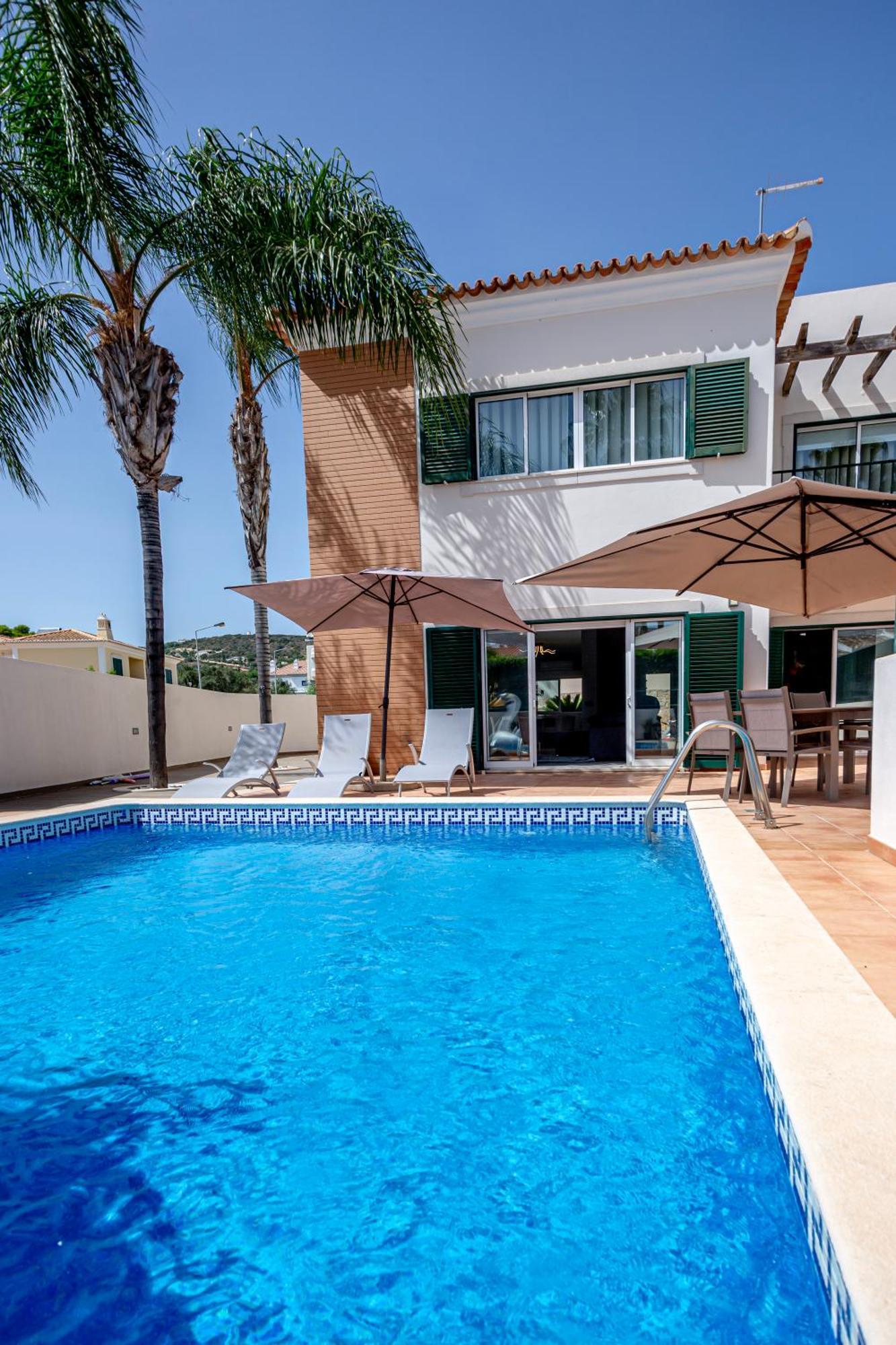 Spacious House With Pool Casa de Férias